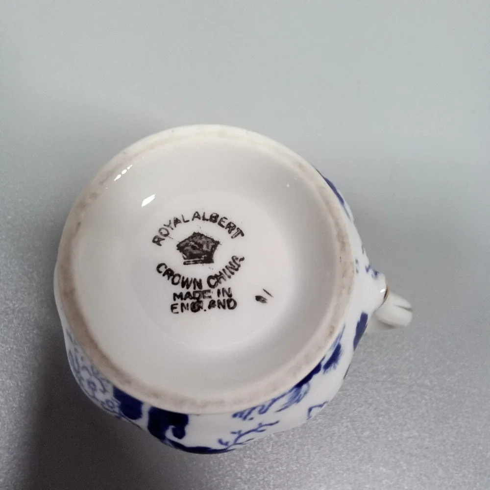 Royal Albert Blue Willow Creamer Vintage Crown China England Gold Trim Pagoda‎